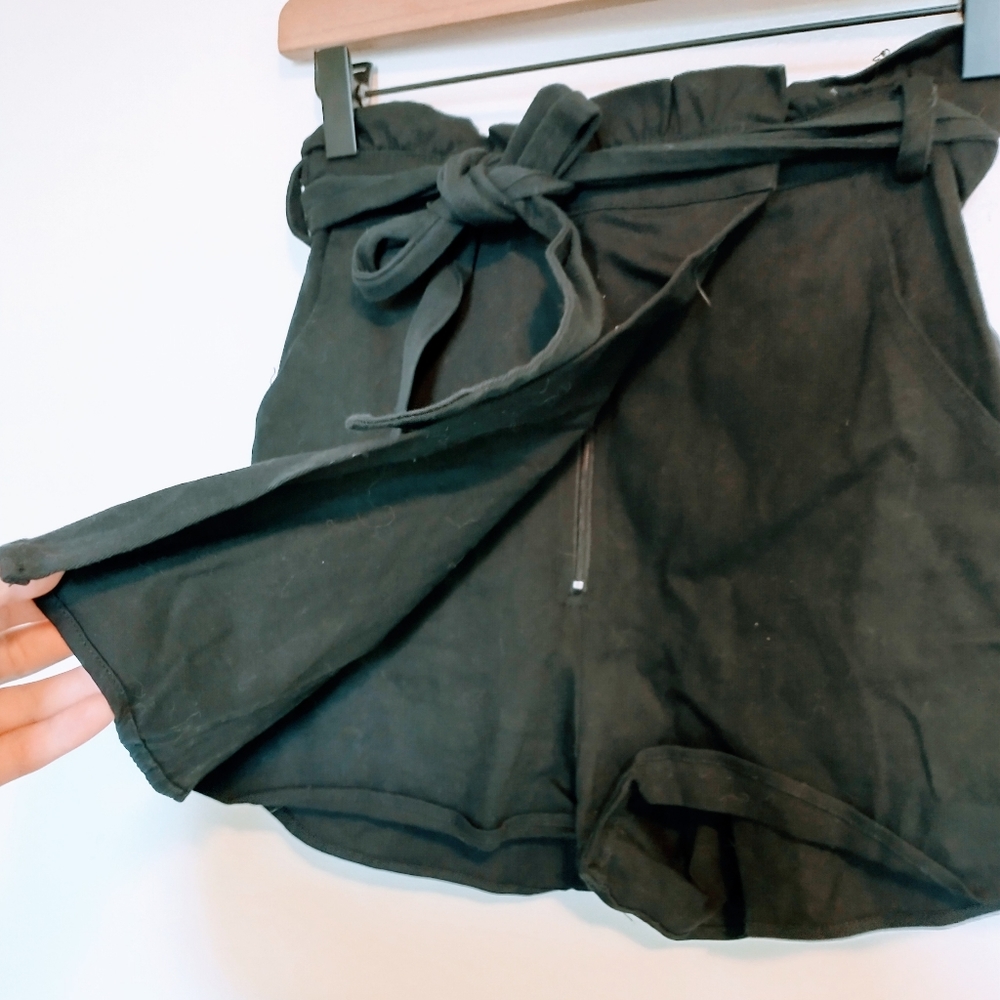 High waisted forever 21 paperbag waist skorts with front tie. Size small wrap st